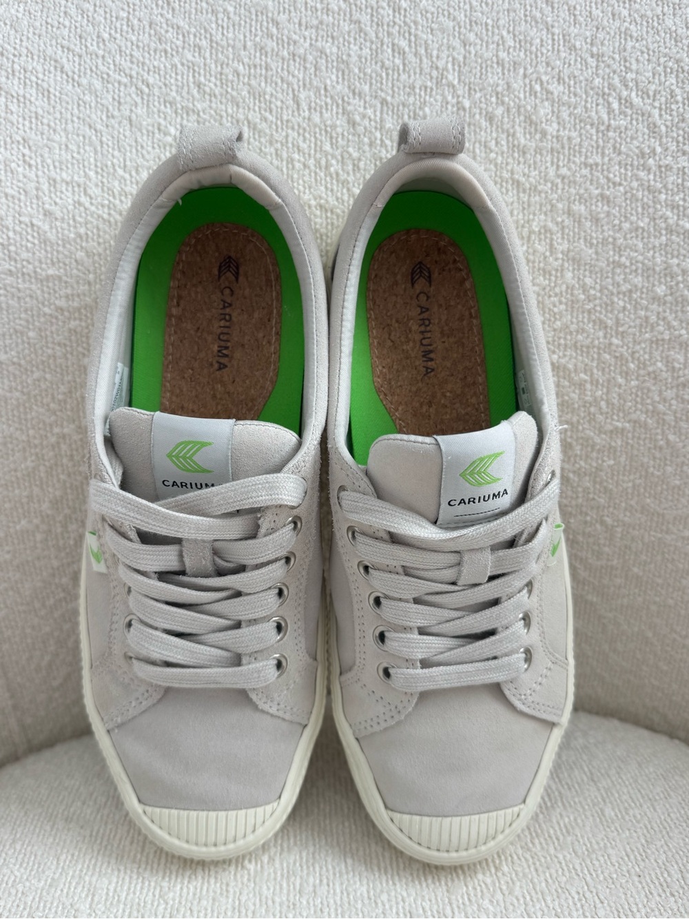 Cariuma Women's Low-Top Sneakers in Light Gray with Green Insole